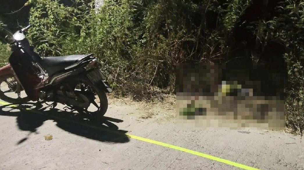 Nguoi dan ong tu vong trong bui cay ven duong hinh anh