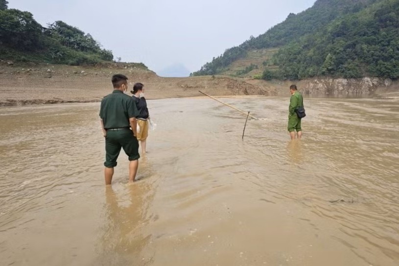 Thuy dien xa nuoc, lo thi the duoi long suoi hinh anh