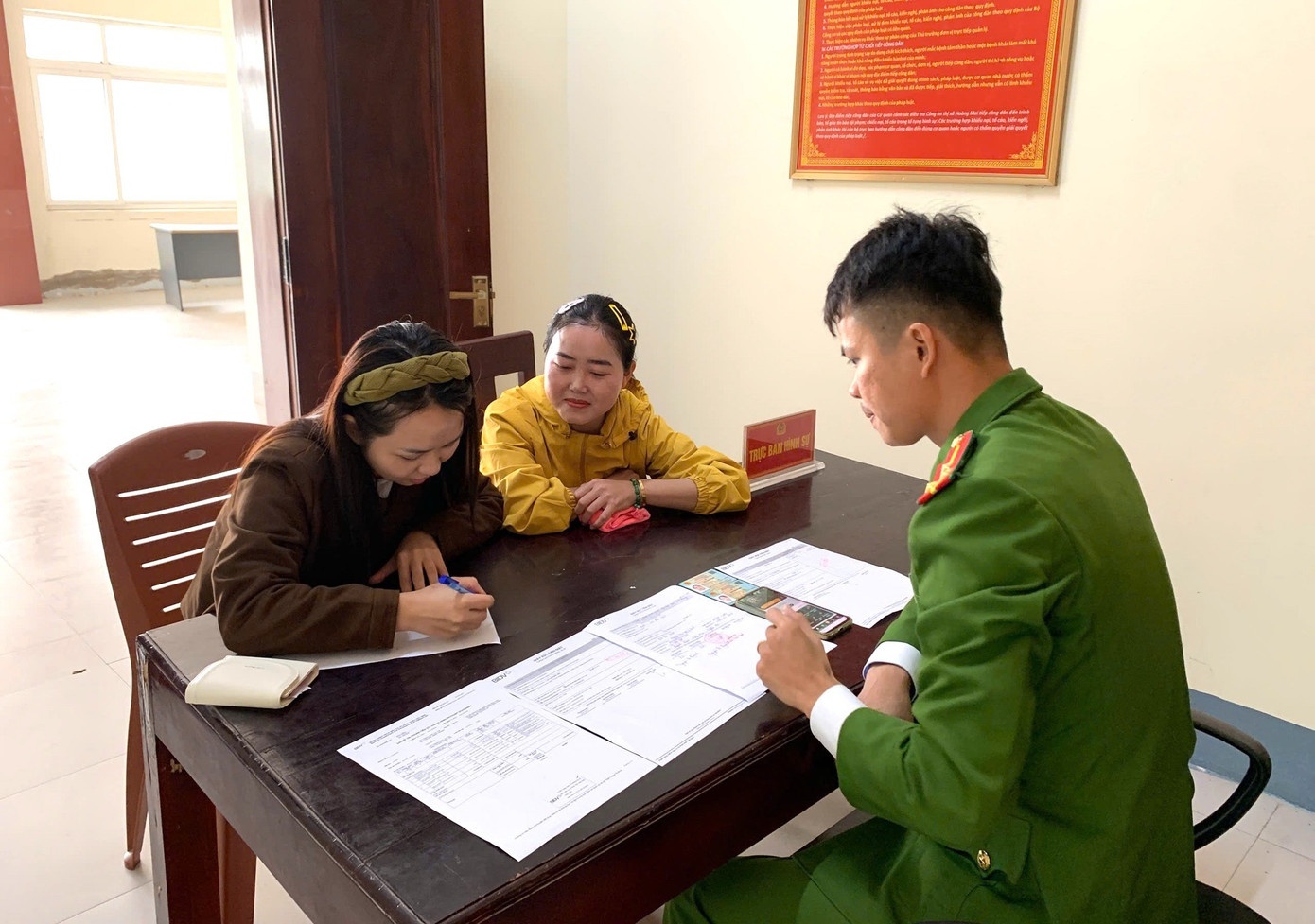 Bat ngo nhan tien ty, nguoi phu nu bao cong an hinh anh