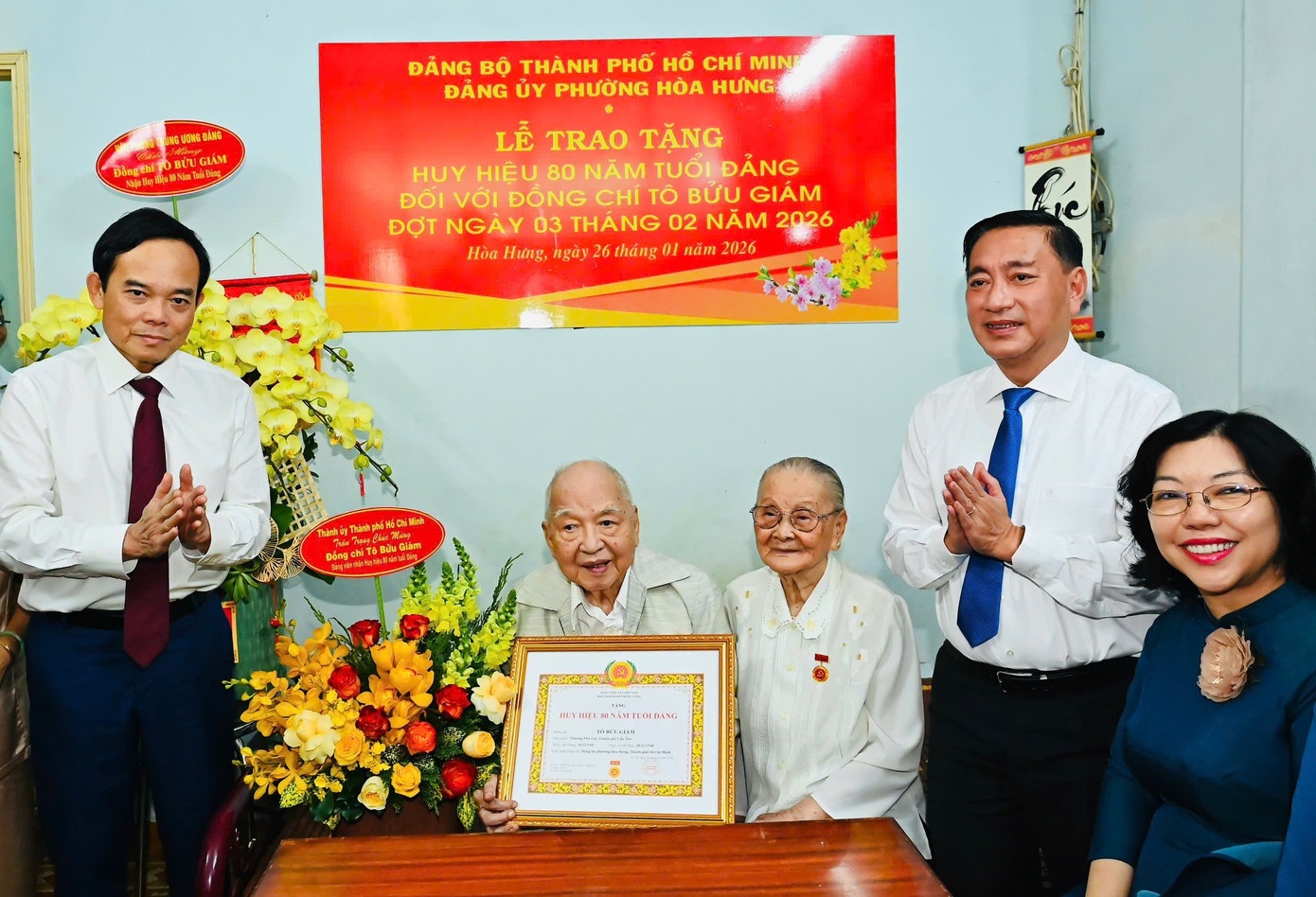 Bi thu TP.HCM tang cu To Buu Giam Huy hieu 80 nam tuoi Dang hinh anh
