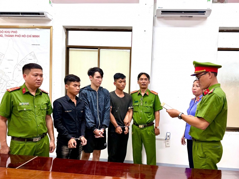 dung non bao hiem,  danh nguoi tren duong anh 1