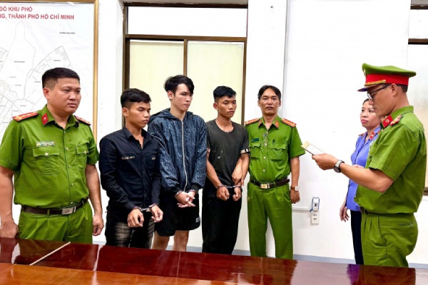 Tam giu 3 doi tuong dung non bao hiem danh nguoi tren duong o TP.HCM hinh anh