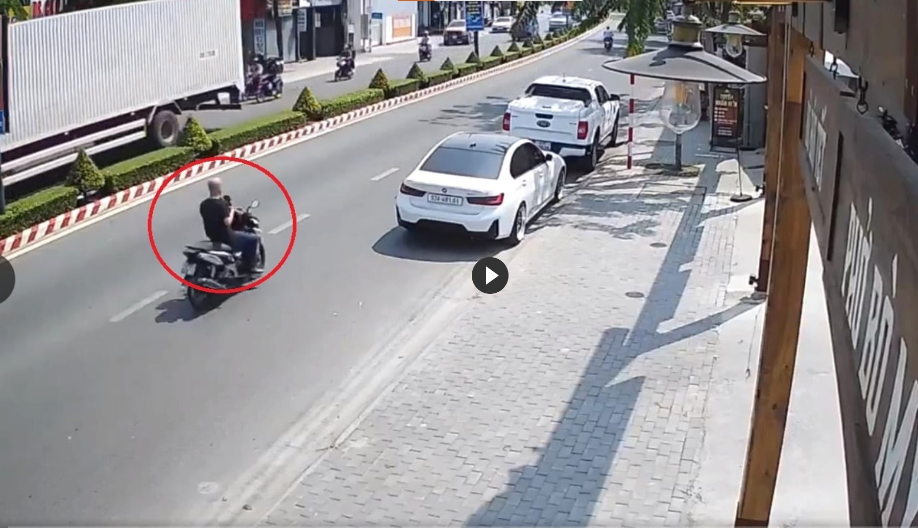 Clip nguoi dan ong dap guong chieu hau oto hinh anh