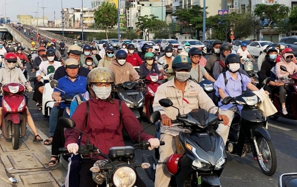 Nguoi dan do ve TP.HCM sau nghi le hinh anh