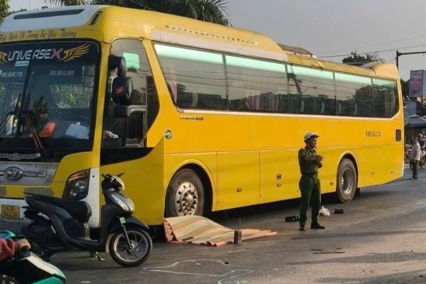 Nu cong nhan tu vong sau va cham voi xe khach hinh anh