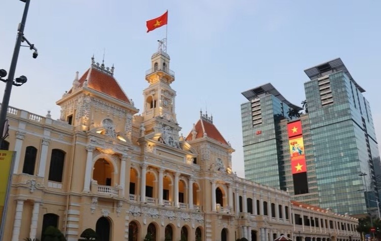 Hang loat bien quang cao tai TP.HCM tat dien sau 22h hinh anh