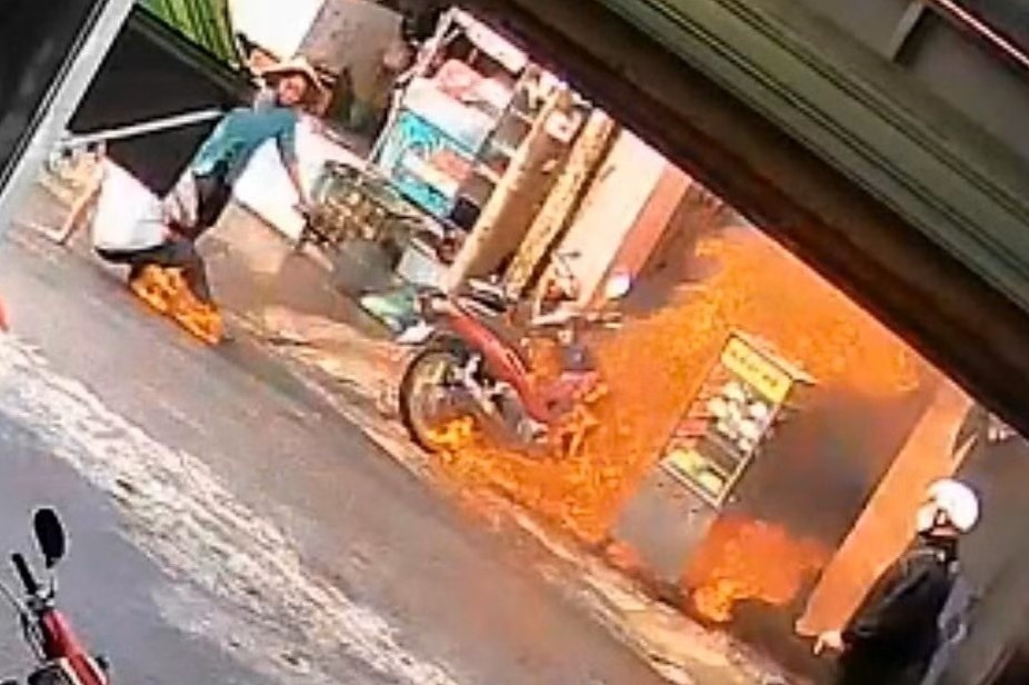 Xang ro ri gan bep than gay chay, mot nguoi bi bong nang hinh anh