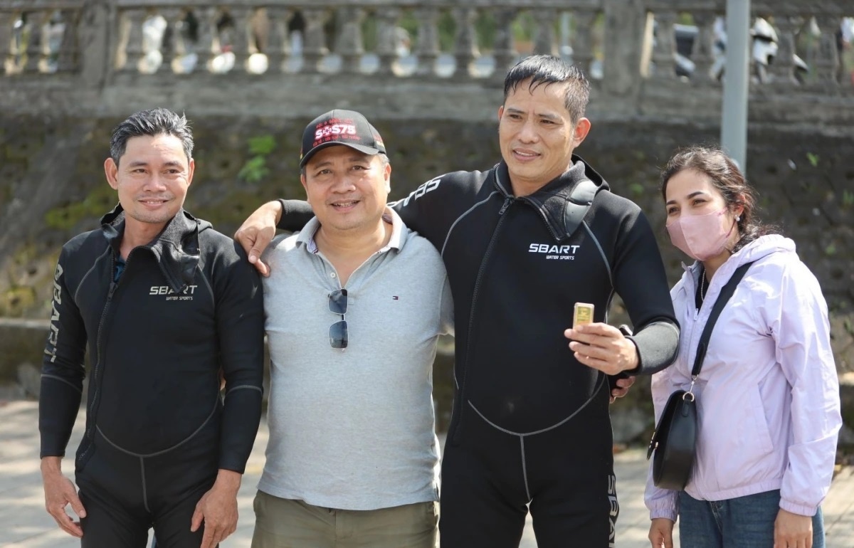 Tim thay hai cay vang danh roi xuong song Huong hinh anh