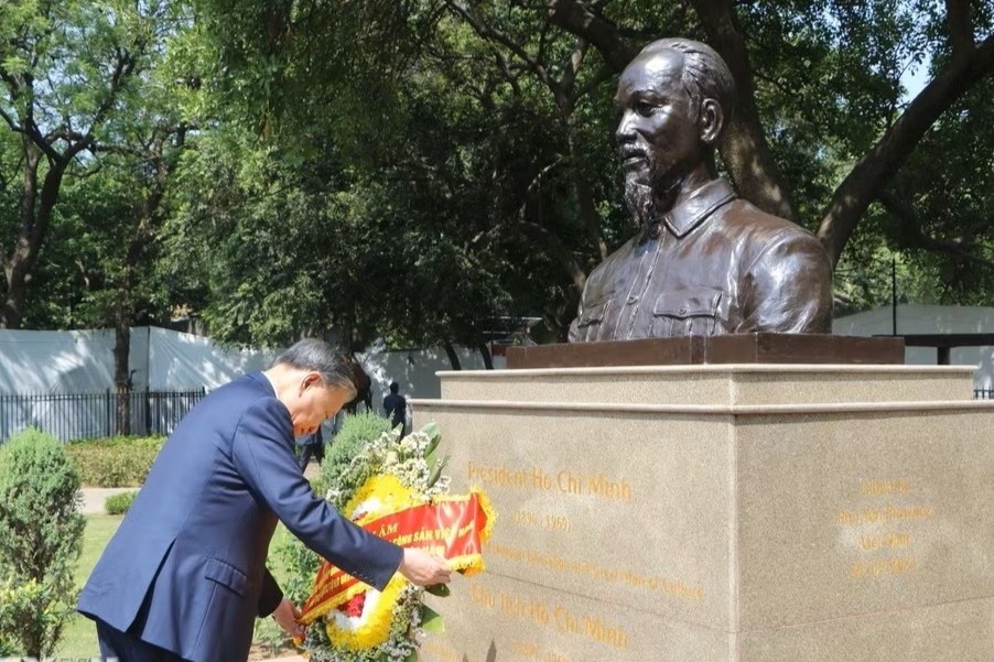 Tong Bi thu, Chu tich nuoc tuong niem Gandhi va Chu tich Ho Chi Minh hinh anh
