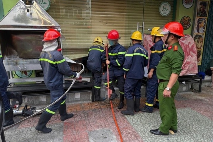 Chay nha hang o 'pho Tay' Nha Trang hinh anh