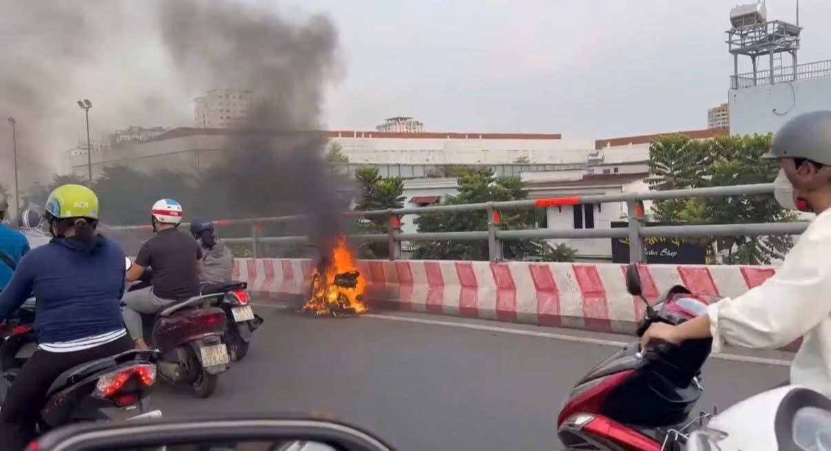 Xe máy cháy TP.HCM ảnh 3 Xe may chay TP.HCM anh 3