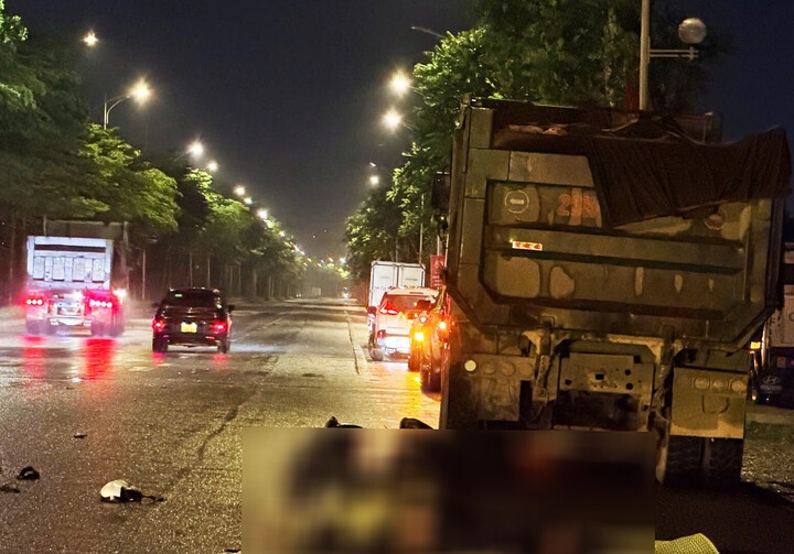 Xe may va cham xe ben trong dem mua dong, hai nguoi tu vong hinh anh