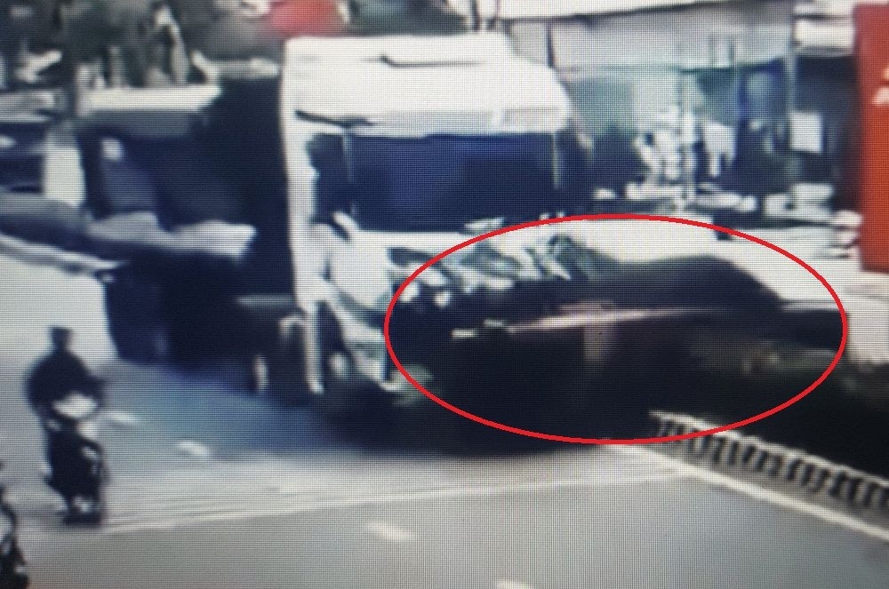 Xe ben tong xe ban tai vang qua dai phan cach o TP.HCM hinh anh