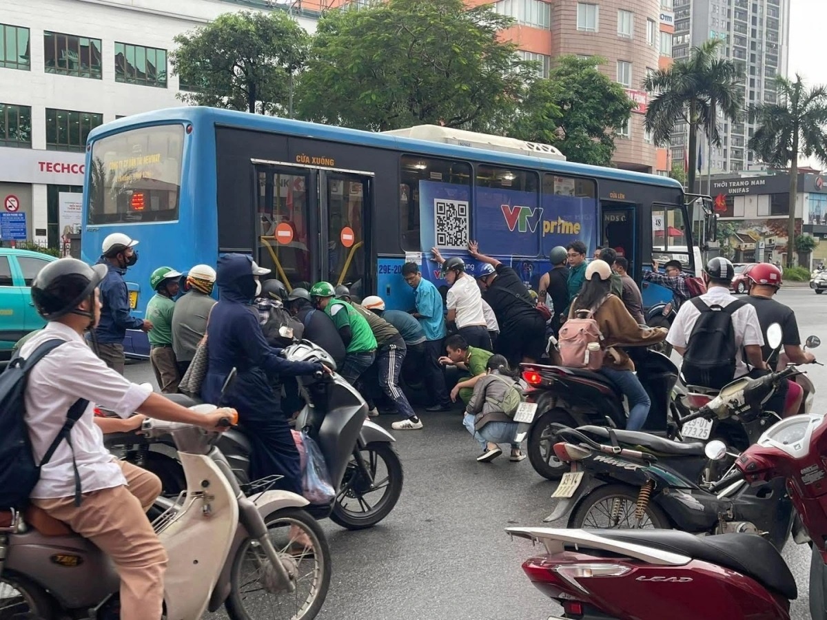 Nang xe buyt cuu nguoi anh 1