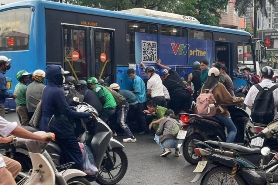 Khoanh khac nguoi dan nang xe buyt giai cuu nguoi phu nu gap nan hinh anh