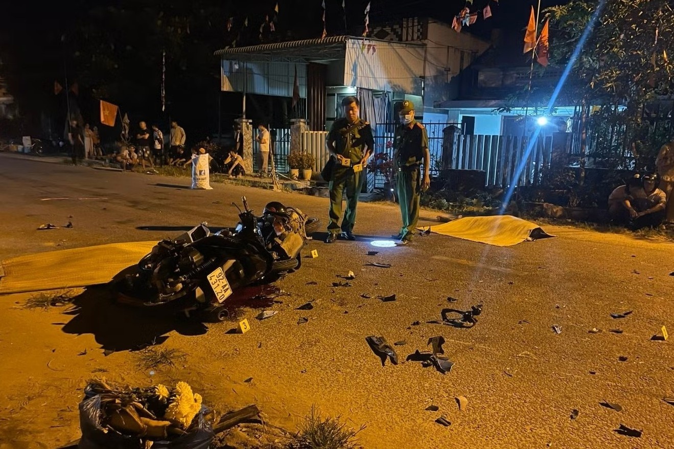 Va cham xe may trong dem, hai nguoi tu vong tai cho hinh anh