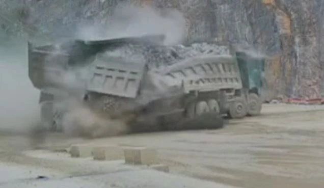 Hai xe ben va cham trong mo da, hai tai xe tu vong hinh anh