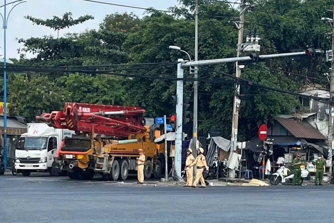 Xe tai lao vao dam dong o TP.HCM, mot nguoi tu vong hinh anh