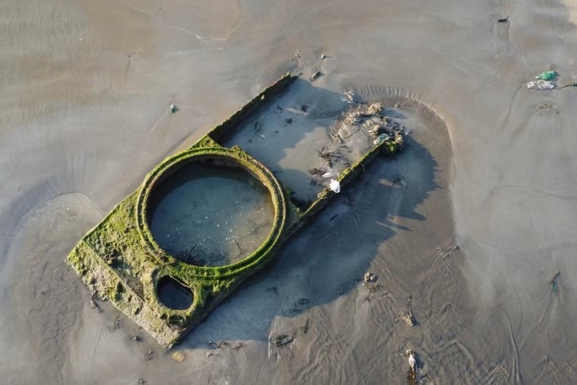 Sap truc vot vat the giong xac xe tang o bien Quy Nhon hinh anh