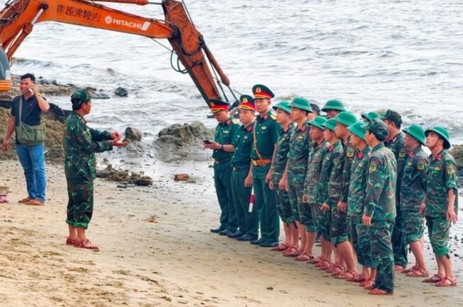 Truc vot khoi thep khong lo nghi xe tang o bai bien Quy Nhon hinh anh