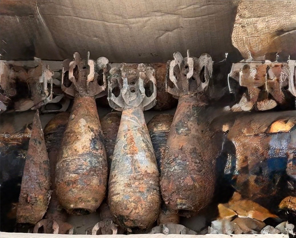 Phat hien 16 qua dan coi con nguyen kip no ngay bo song Da hinh anh