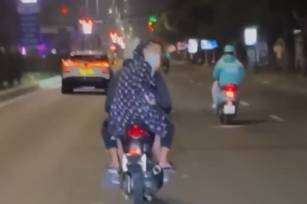 Phong xe bat mang, mua kiem Nhat gay nao loan duong pho Da Nang hinh anh