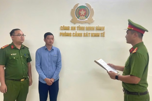 Khoi to cuu can bo xa o Ninh Binh bot xen tien ho tro lu lut cua dan hinh anh