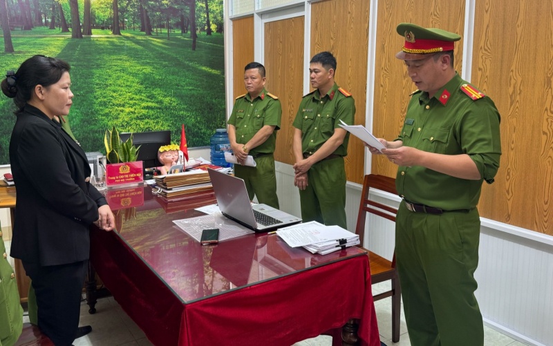 Mau giao Kon Pne,  Truong Kon Pne,  Hieu truong Kon Pne anh 1