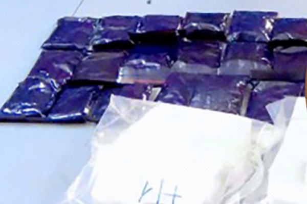 Tom gon doi tuong van chuyen 2 banh heroin, 6.000 vien ma tuy tong hop hinh anh