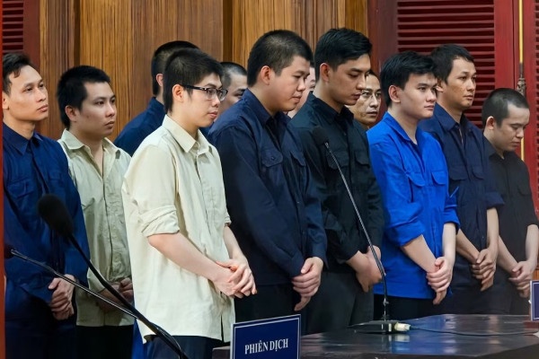 Nhan vien cong ty luat dung 'luat rung' de doi no thue hinh anh