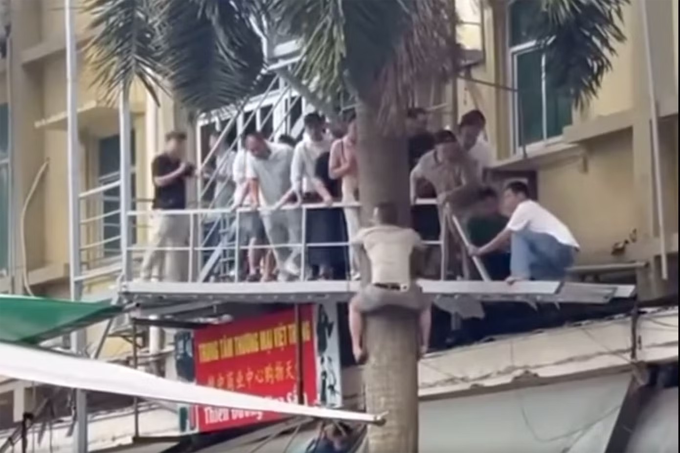 Cong an Lang Son noi ve clip cho rang 'nhieu nguoi du cay thao chay khoi casino' hinh anh