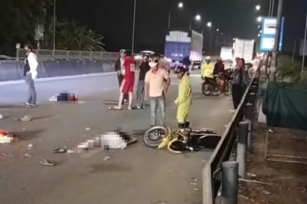 Oto va cham manh voi xe may khien 3 nguoi thuong vong hinh anh