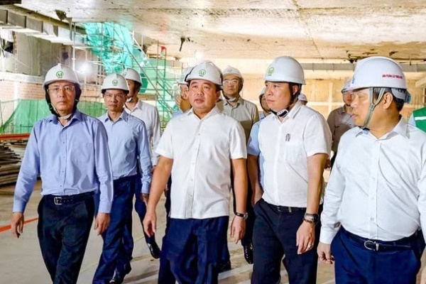 Bi thu Thanh uy Ha Noi kiem tra van hanh metro Nhon - Ga Ha Noi hinh anh