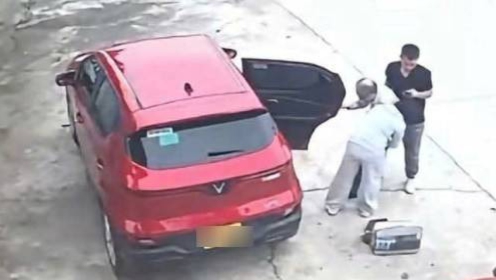 Tinh tiet bat ngo sau video ong lao bi bo lai truoc cong chua hinh anh
