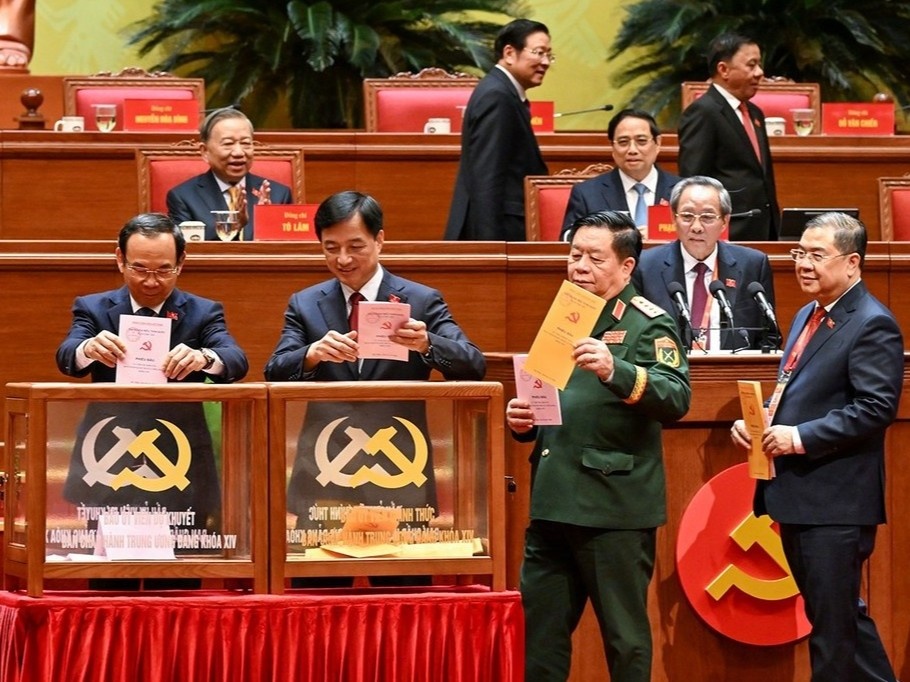 Sang nay Ban Chap hanh Trung uong khoa XIV hop lan dau hinh anh