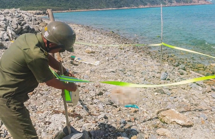 Phat hien doan chan nguoi troi dat vao bo bien Khanh Hoa hinh anh