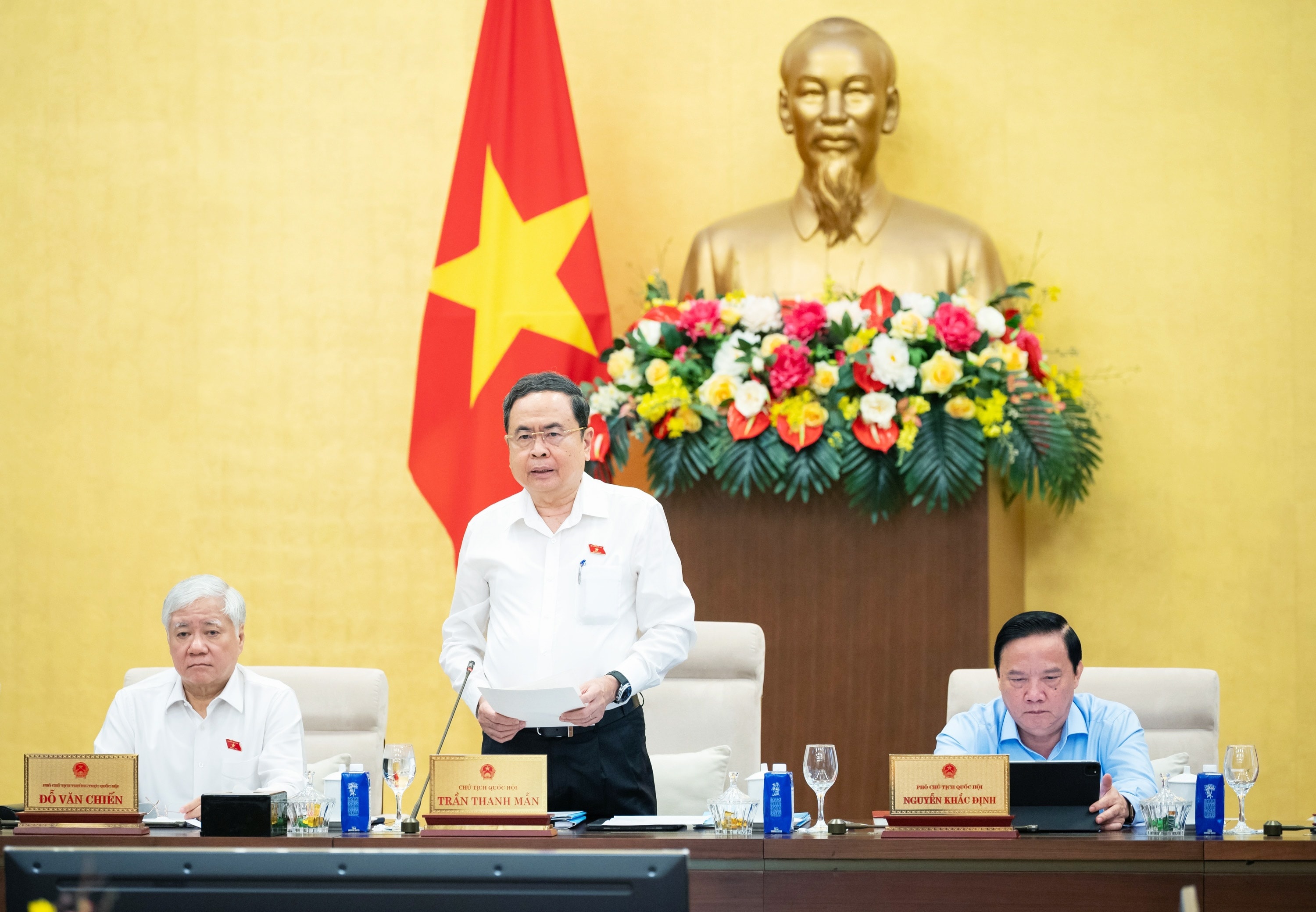 Chu tich Quoc hoi yeu cau khong xin “khat”, lui van ban phap luat hinh anh