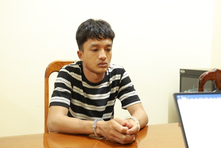 Bat thanh nien,  nua dem,  len vao nha,  khong che cu ba,  cuop tien va vang anh 1