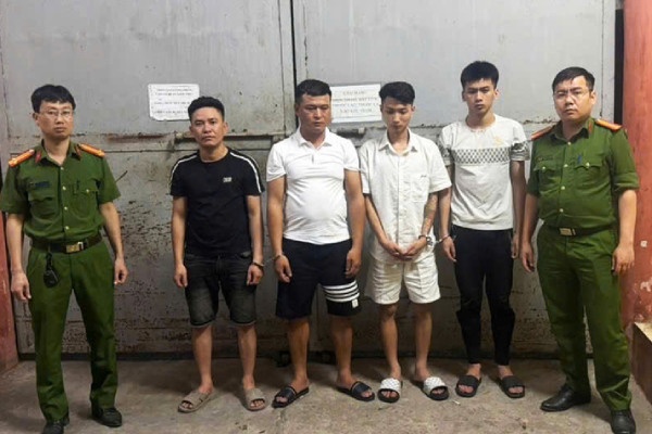 Bat nhom thanh nien cuop gan 2 kg vang cua nguoi nuoc ngoai hinh anh