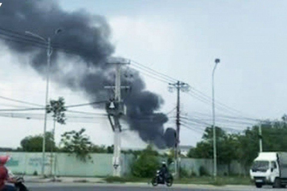 Chay nha xuong o khu cong nghiep tai TP.HCM, cot khoi den cao hinh anh