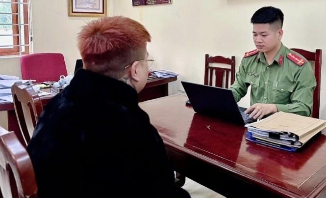 Cap vo chong tre,  Tham gia duong day,  Danh bac,  Xuyen quoc gia anh 1