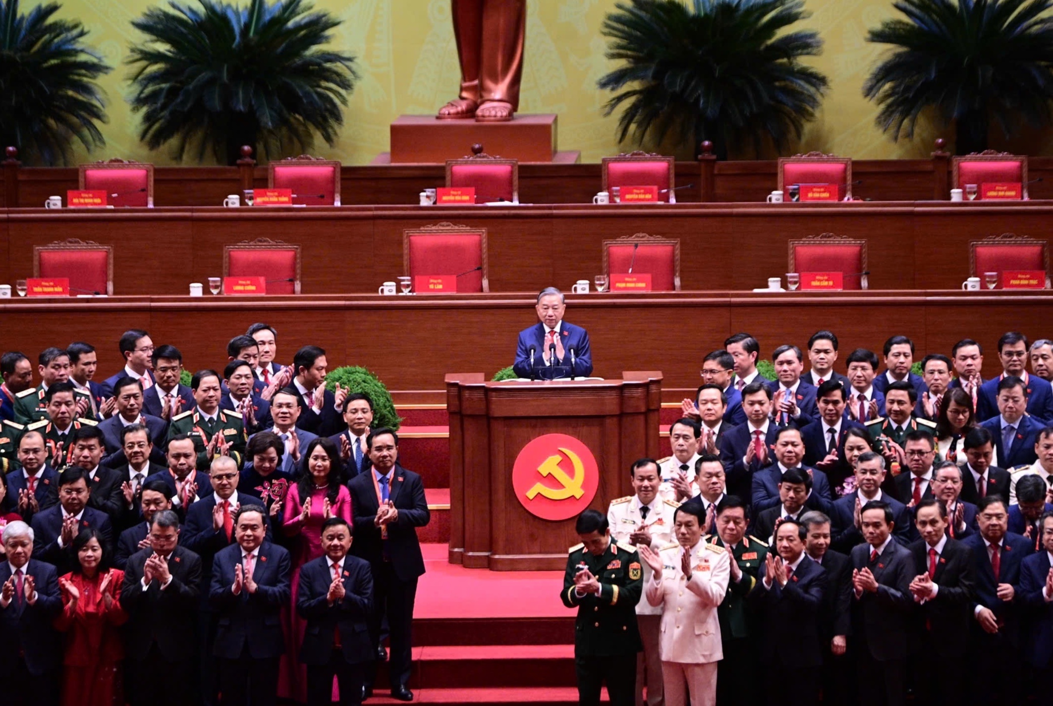 Be mac Dai hoi XIV, cong bo 19 Uy vien Bo Chinh tri khoa moi hinh anh