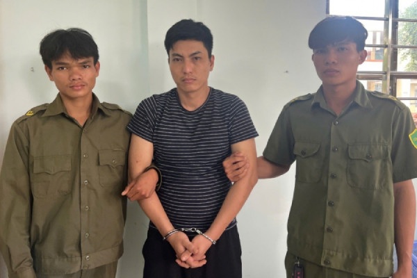 Bat giu doi tuong dung hung khi tan cong cha me vo cu hinh anh