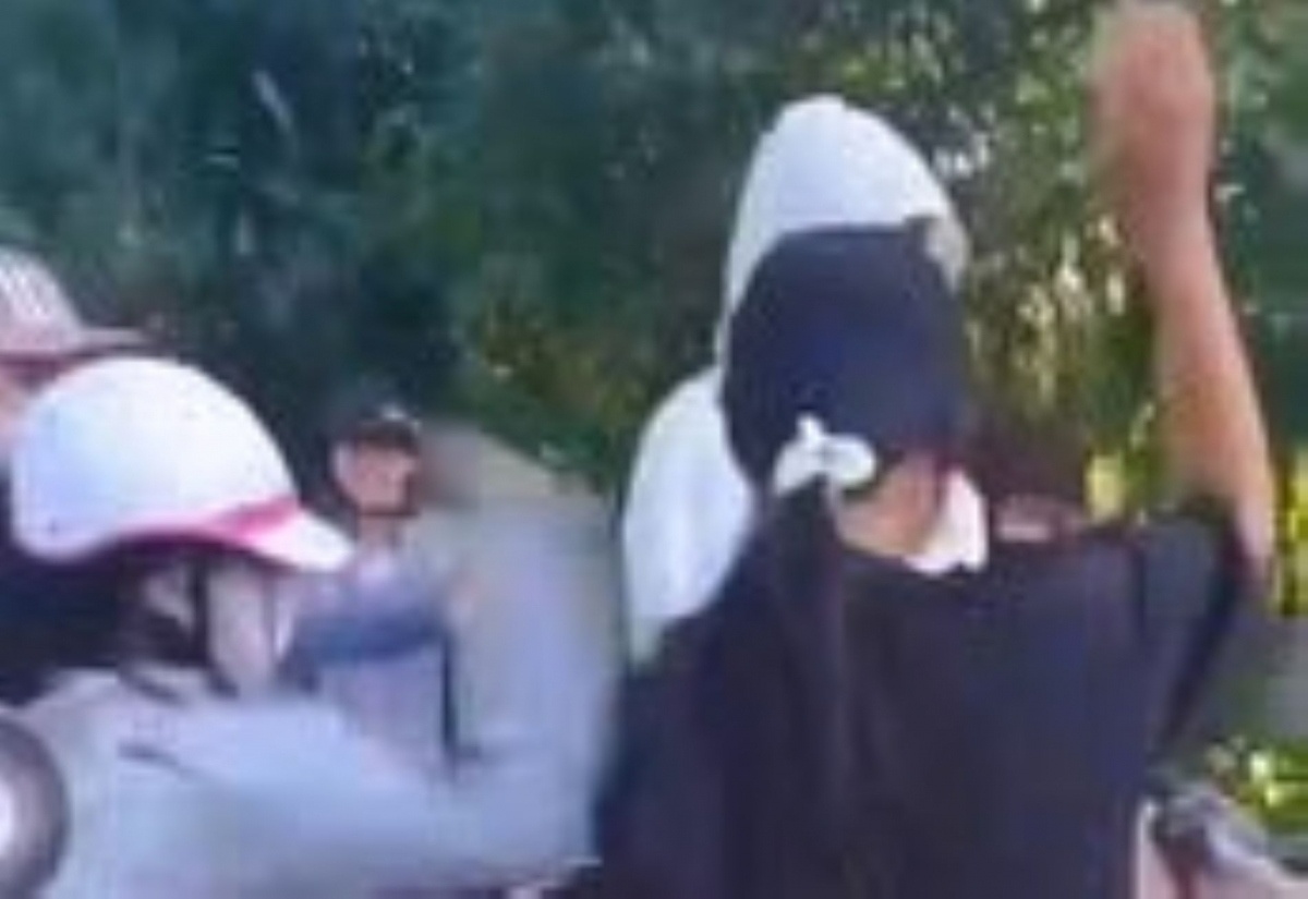 Nu sinh lop 7 bi danh hoi dong hinh anh