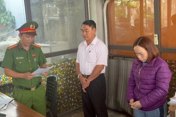 Khoi to giam doc cong ty xang dau o Da Nang buon ban trai phep hoa don hinh anh