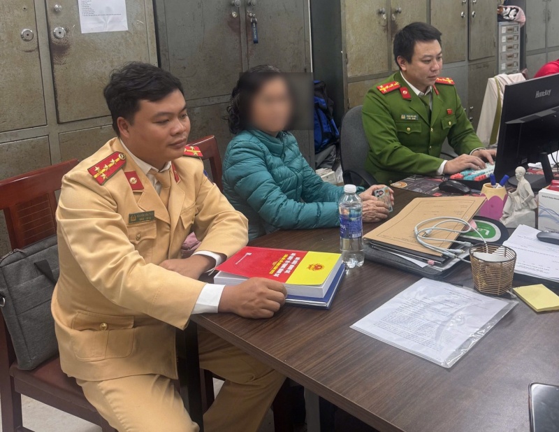 nguoi phu nu,  cam loa,  ho hao dua xe anh 1