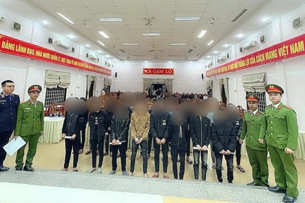 Khoi to 9 thanh thieu nien gay roi, su dung trai phep vu khi quan dung hinh anh