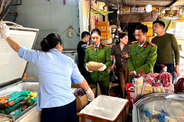 Phat hien, thu giu 4 tan thuc pham khong ro nguon goc tai Thanh Hoa hinh anh