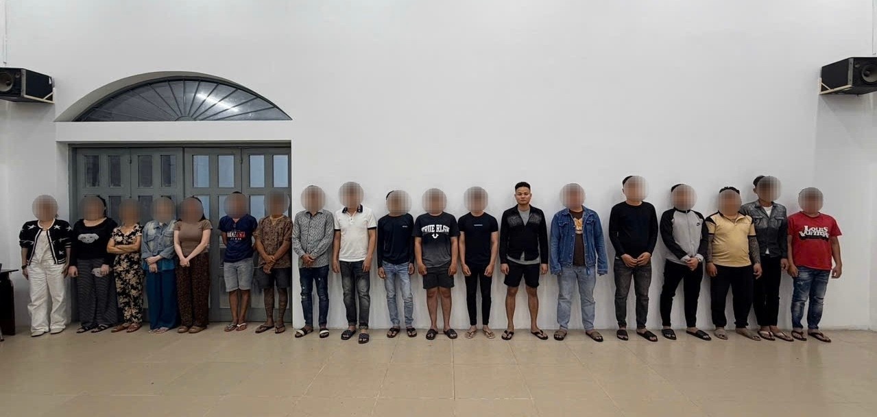 Hon chien giua dem anh 2