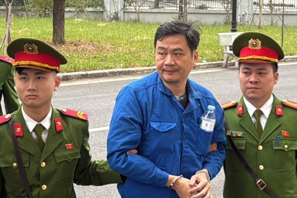 Canh sat dan giai cuu lanh dao Tong cong ty Xi mang Viet Nam den toa hinh anh